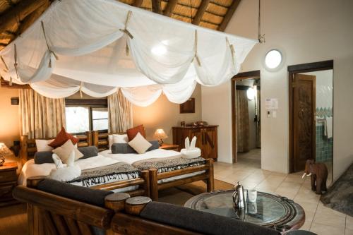 Un pat sau paturi într-o cameră la Ondundu Lodge