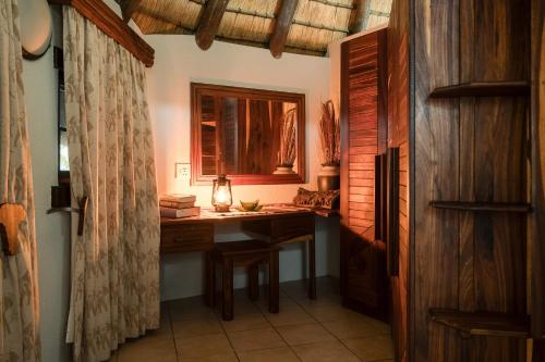 uma cozinha com uma secretária de madeira num quarto em Ondundu Lodge em Kamanjab