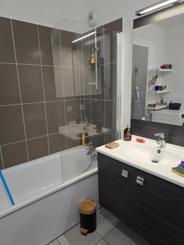une salle de bain avec un lavabo, une douche et une baignoire dans l'établissement Parisiano Appartement, à Villejuif