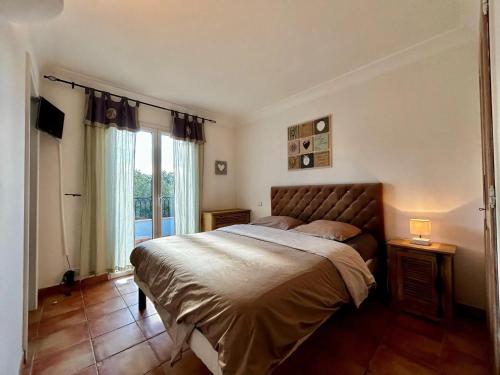 Postel nebo postele na pokoji v ubytování Maison charmante à Cogolin + Piscine