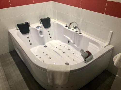 a bath tub in a bathroom with at L'auberge de l'abbaye in Sorde-lʼAbbaye