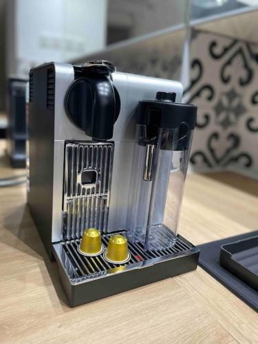 une cafetière assise au-dessus d'une table dans l'établissement Bel appartement préfecture, à Besançon