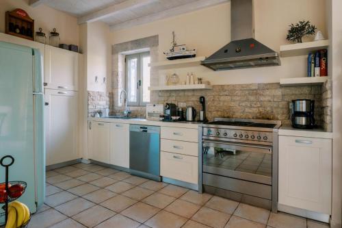 Kuchyň nebo kuchyňský kout v ubytování Riglia Villas - Villa Olive