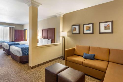 Ένα ή περισσότερα κρεβάτια σε δωμάτιο στο Comfort Suites Near Denver Downtown