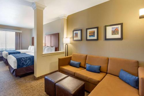Ένα ή περισσότερα κρεβάτια σε δωμάτιο στο Comfort Suites Near Denver Downtown