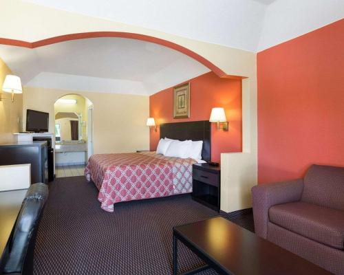 Llit o llits en una habitació de Rodeway Inn & Suites