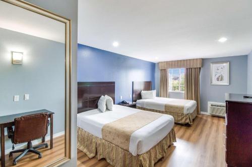 En eller flere senge i et værelse på Rodeway Inn & Suites Port Arthur - Groves