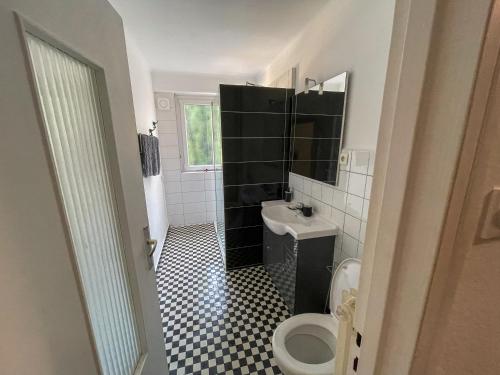 une petite salle de bain avec toilettes et lavabo dans l'établissement wonderland appart tout équipé, à Strasbourg