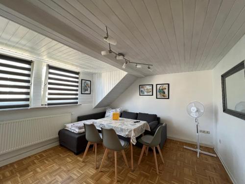 uma sala de estar com uma mesa e um sofá em Ferienwohnungen Yanev- Hof em Hof