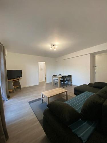 un salon avec un canapé et une table dans l'établissement grand f2 climatisé avec wifi plein centre BORGO, à Borgo