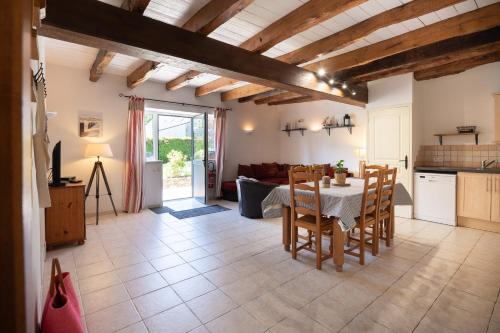 une cuisine et un salon avec une table et des chaises dans l'établissement Domaine de Lestroué - Île d'arz, à La Vraie-Croix