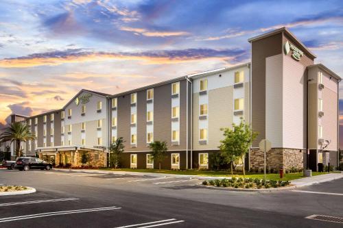una rappresentazione di un hotel con parcheggio di WoodSpring Suites Port St Lucie a Port Saint Lucie