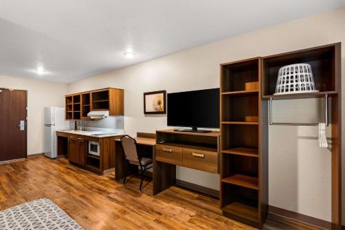 Cucina o angolo cottura di WoodSpring Suites Port St Lucie