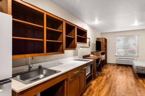 Cucina o angolo cottura di WoodSpring Suites Port St Lucie