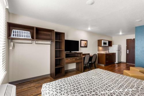 Cucina o angolo cottura di WoodSpring Suites Port St Lucie