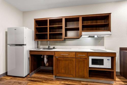 Cucina o angolo cottura di WoodSpring Suites Port St Lucie