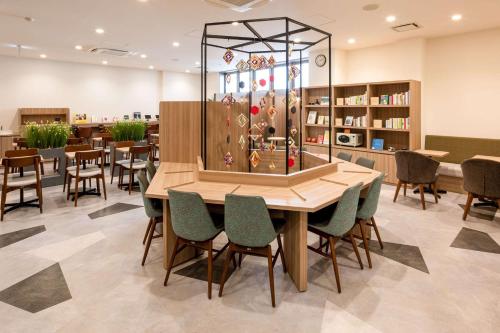 a dining room with a table and chairs at Comfort Hotel Matsuyama in Matsuyama