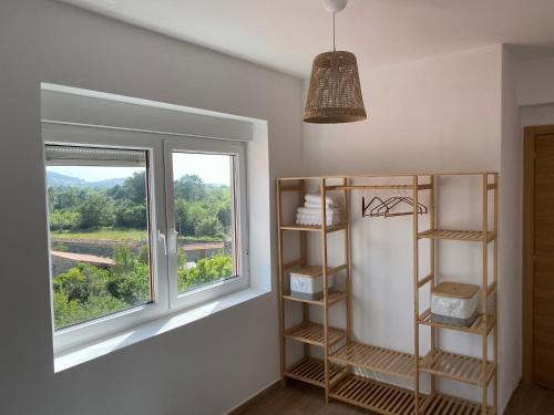 Una habitación con una ventana y estantes al lado de una ventana. en O Mirador Alere Carnota playa, en San Mamede de Carnota