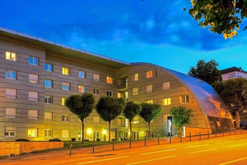 ブザンソンにあるComfort Aparthotel Besancon La Cityのドーム屋根の大きな建物
