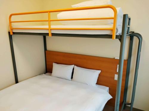 سرير بطابقين أو أسرّة بطابقين في غرفة في Comfort Inn Himeji Yumesakibashi