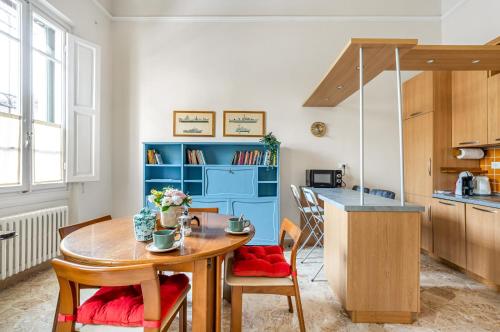 Χώρος καθιστικού στο Bright Apartment with Private Garden and Balcony