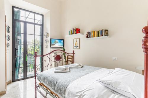 Ένα ή περισσότερα κρεβάτια σε δωμάτιο στο Bright Apartment with Private Garden and Balcony