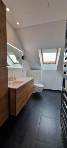 une salle de bain avec un lavabo et des toilettes et une fenêtre dans l'établissement 