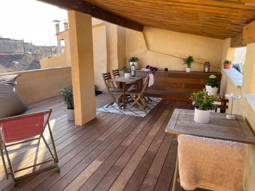 un patio avec une table et des chaises sur un balcon dans l'établissement Le Pǐgeonnier - Un Voyage En Provence, à Aix-en-Provence
