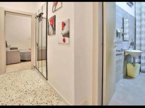 baño con puerta que conduce a un baño con lavabo en Casa Vacanza Arcangeli, en Salerno