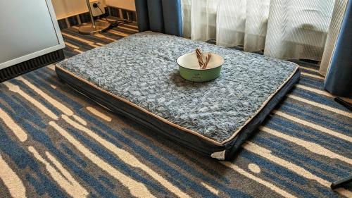 a bed with a bowl on top of it at Mercure Hotel Hamburg Mitte in Hamburg