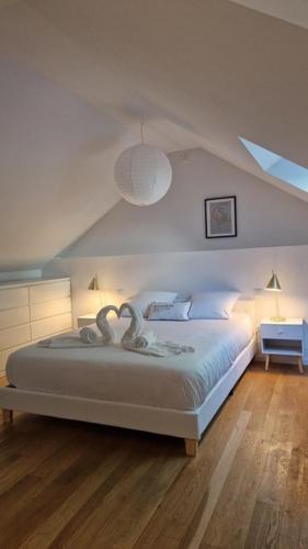 une chambre avec un grand lit avec des draps blancs dans l'établissement 