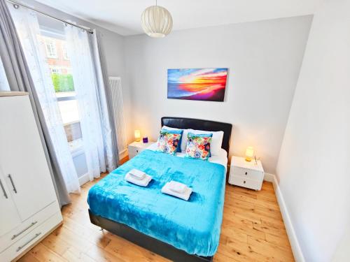 A bed or beds in a room at Modern Central Brighton patio flat - free parking!