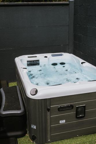 a jacuzzi bathtub sitting next to a wall at Appartement Bel Air - Piscine - jacuzzi in Criel-sur-Mer