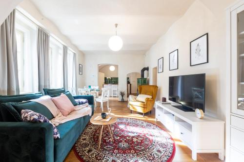 Prague Days - Two-bedroom Apartment with Workspace and Balcony in Old Town
