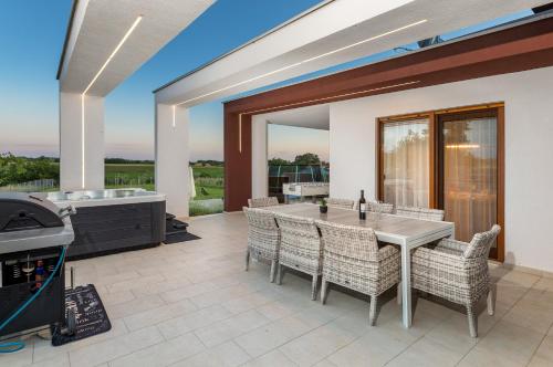Villa GROFICA - luxury and romance with heated pool, jacuzzi, tavern and proximity to the sea, Pula - Istria