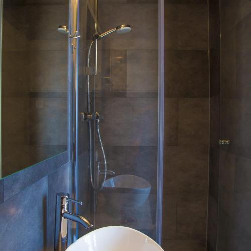 a bathroom with a shower with a toilet and a sink at Strandhuis, Beachhouse - Slapen op het strand, Sleep at the beach in Nieuwvliet