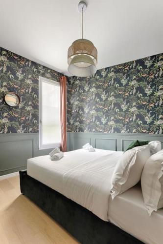 une chambre avec un grand lit et une fenêtre dans l'établissement MyKeypers - Luxury Flat 3BR 8P with Jacuzzi - Haussmann, à Paris