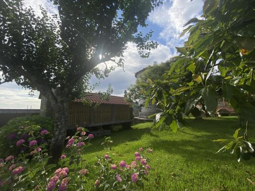 Κήπος έξω από το Casa con piscina y barbacoa · Casa O vincular by Easy Life Rent