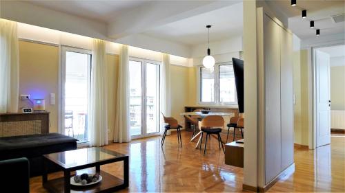 - un salon avec une table et des chaises dans l'établissement Smart and Elegant home in the centre of Athens, à Athènes