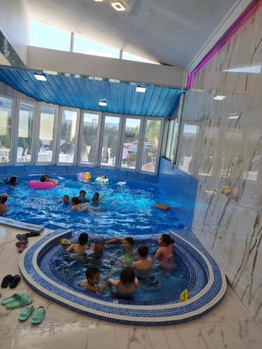 Bazén v ubytování Grand Hotel Baroc nebo v jeho okolí