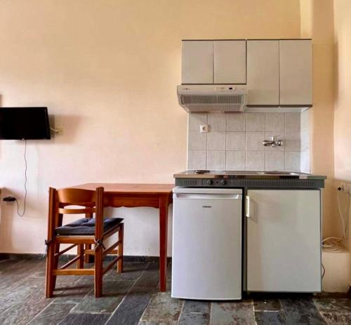 A kitchen or kitchenette at KASTRO AGGELIKI