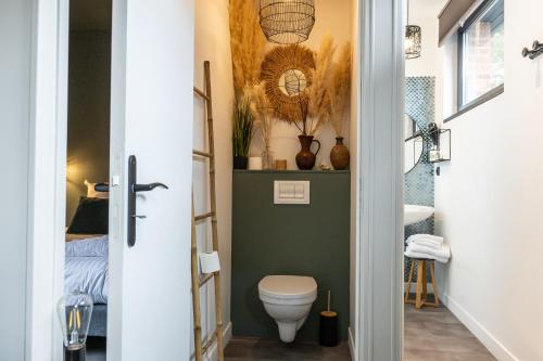 a bathroom with a toilet and a sink at Appartement Beau Séjour - Accès Piscine in Criel-sur-Mer