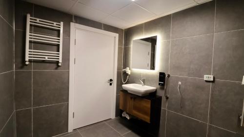 a bathroom with a sink and a mirror at işbilir hotel in Nevsehir