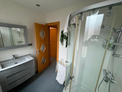 Et badeværelse på Somo a 2 min de la playa con Garaje Privado!