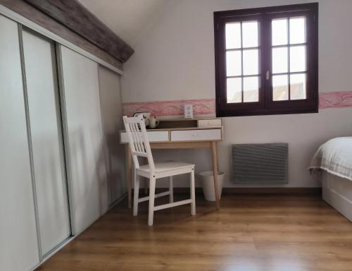 une chambre avec un bureau avec une chaise et un lit dans l'établissement chambre d'hôtes entrée indépendante proche Amboise La Parenthèse, à Mosnes