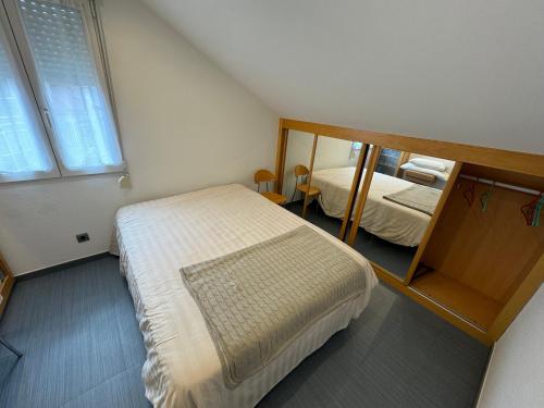 En eller flere senge i et værelse på Somo a 2 min de la playa con Garaje Privado!