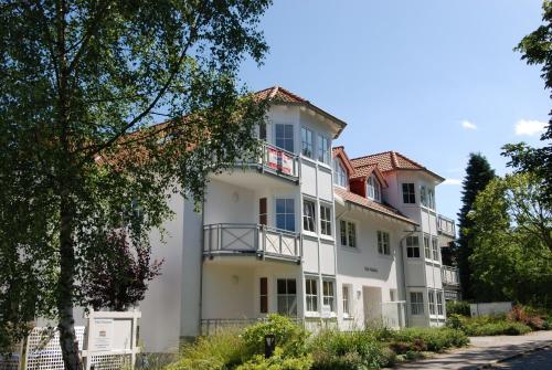 ラウターバッハにあるVilla Vilmblick - Wohnung 09 mit Balkonのバルコニー付きの白い大きな建物