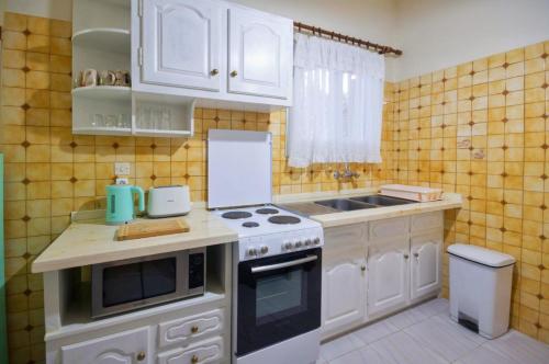 Kuchyň nebo kuchyňský kout v ubytování Chrysanthy Apartments