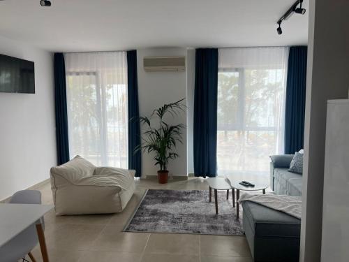 Andrras Beach House Beachfront Apartment with Sea View