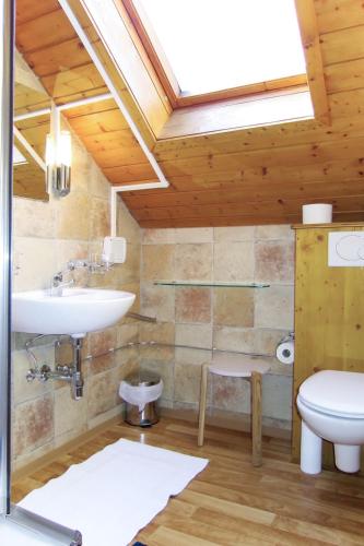 Ένα μπάνιο στο Chalet Fischerhütte by Interhome